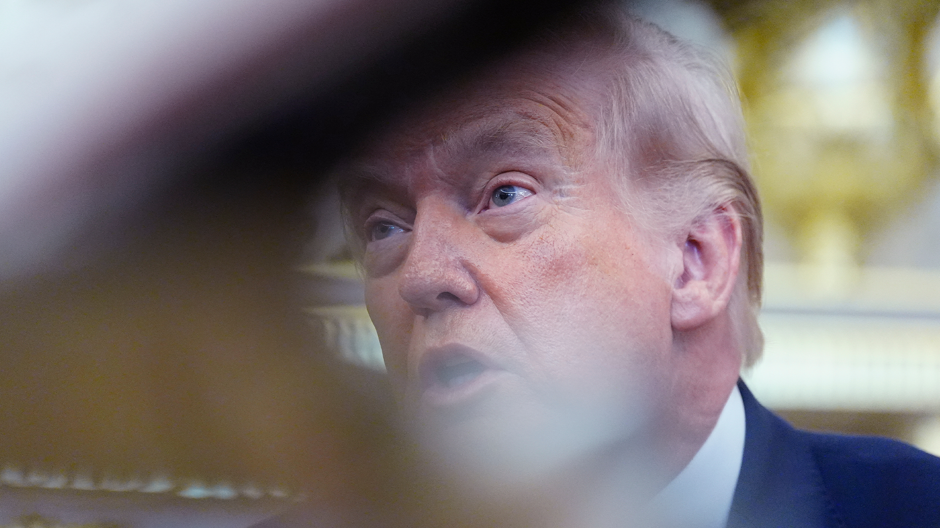 Porträttfoto av en man i mörk kostym