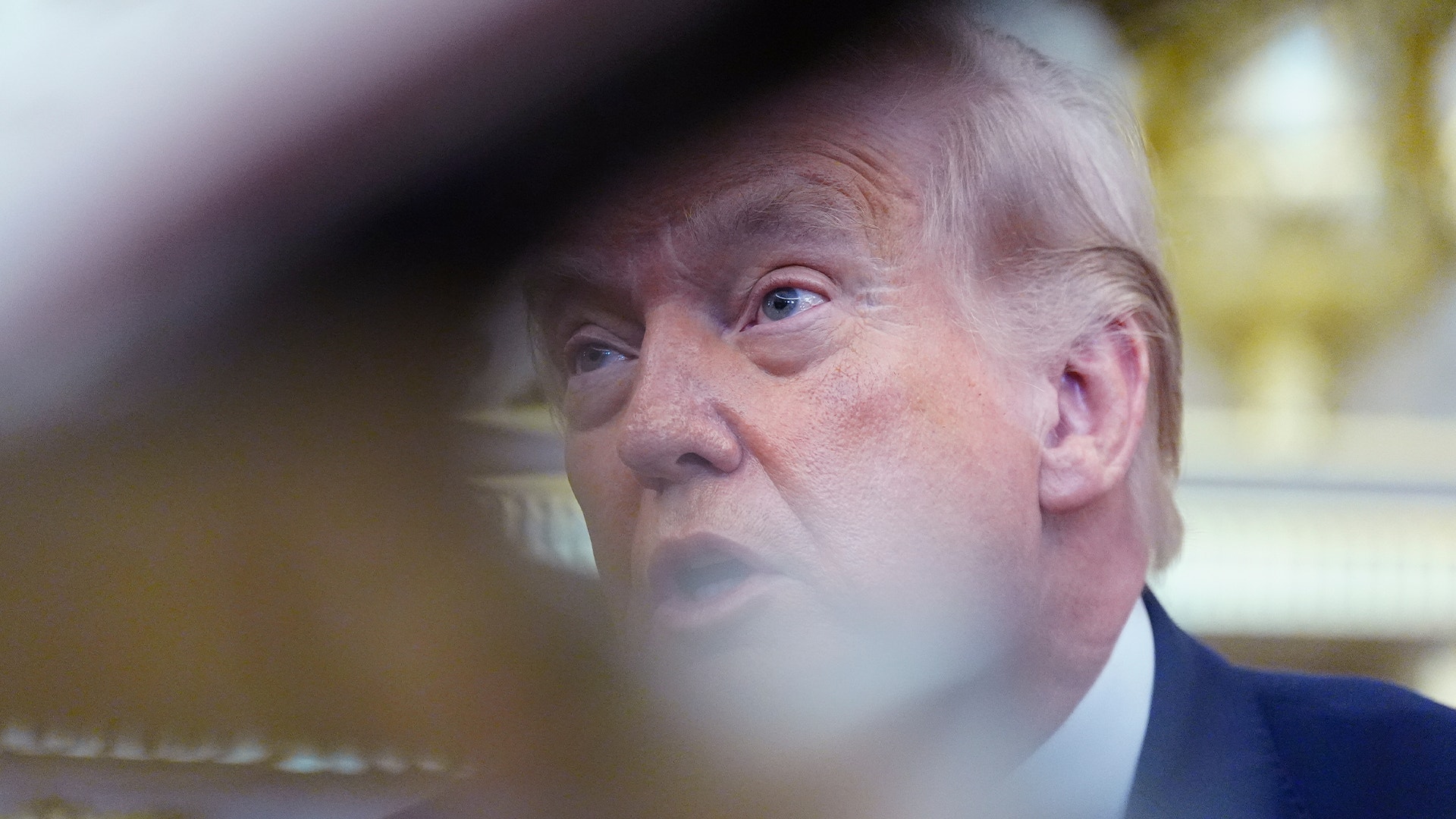 Porträttfoto av en man i mörk kostym