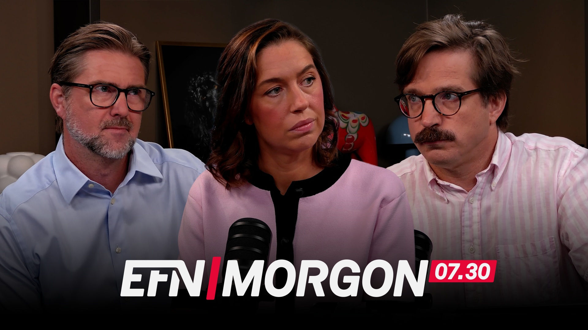 Tre personer sitter vid ett bord under en inspelning av EFN Morgon. En man i blå skjorta och glasögon sitter till vänster, en kvinna i rosa jacka i mitten, och en man i rosa skjorta och glasögon till höger. En mikrofon står framför dem.