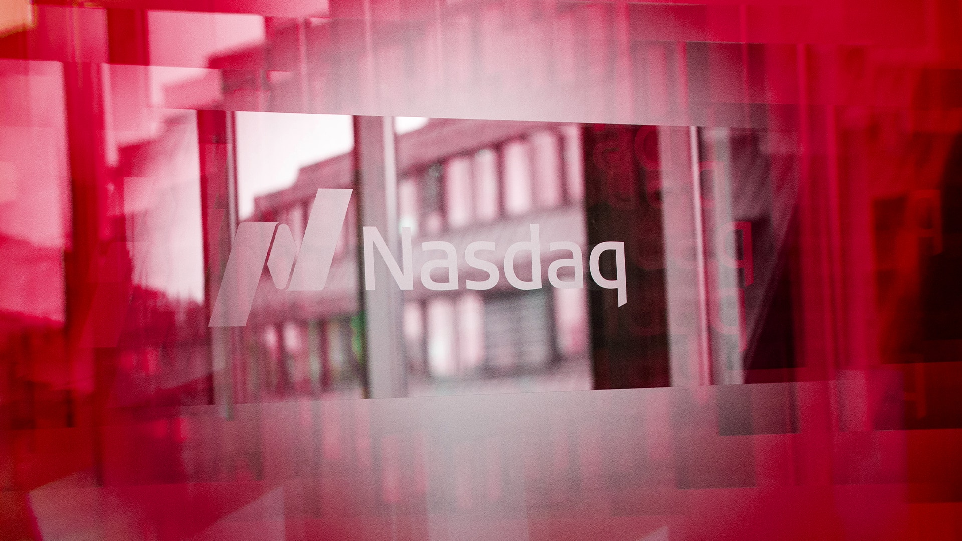 NASDAQ-logotyp med röd geometrisk design