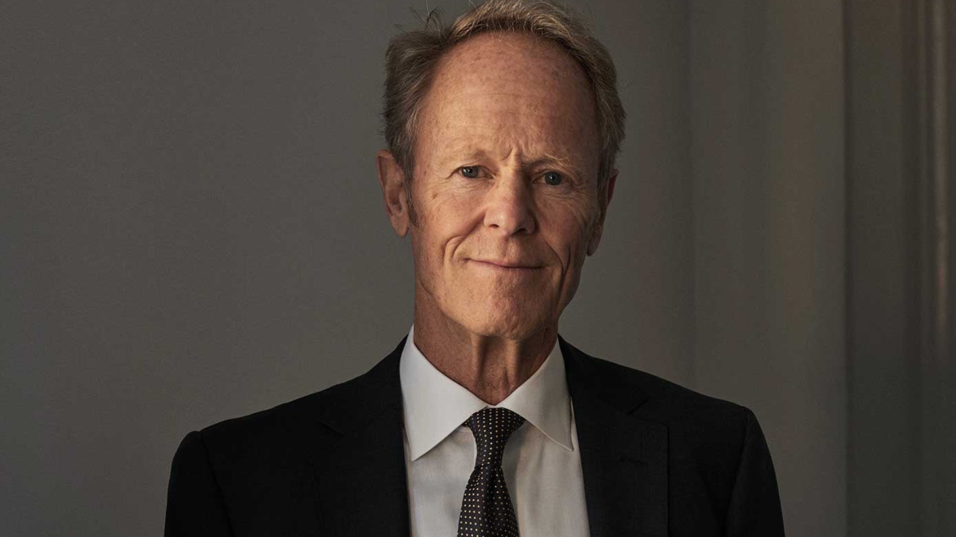 Porträttfoto av Anders Mossberg, en man i mörk kostym och slips mot neutral bakgrund.