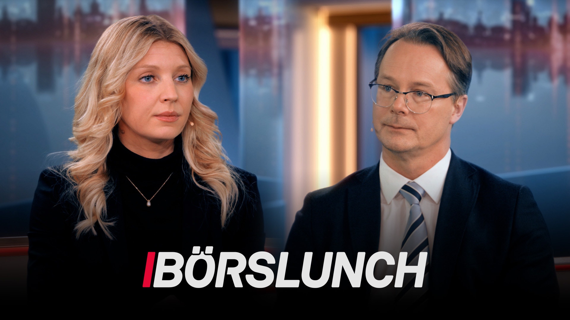 Två personer i professionell studiomiljö framför stadsskyline. Text: Börslunch.