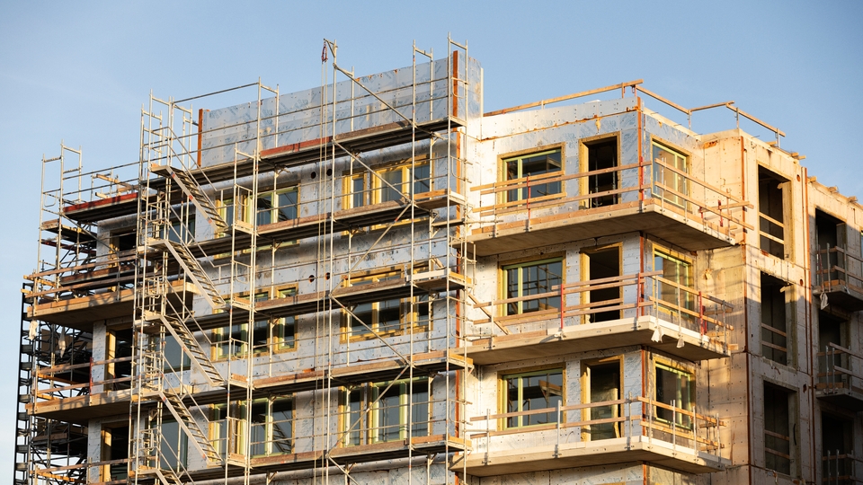 Bild på fastighet med byggställningar.