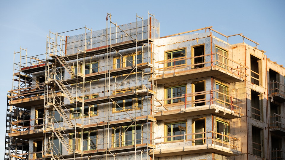 Bild på fastighet med byggställningar.