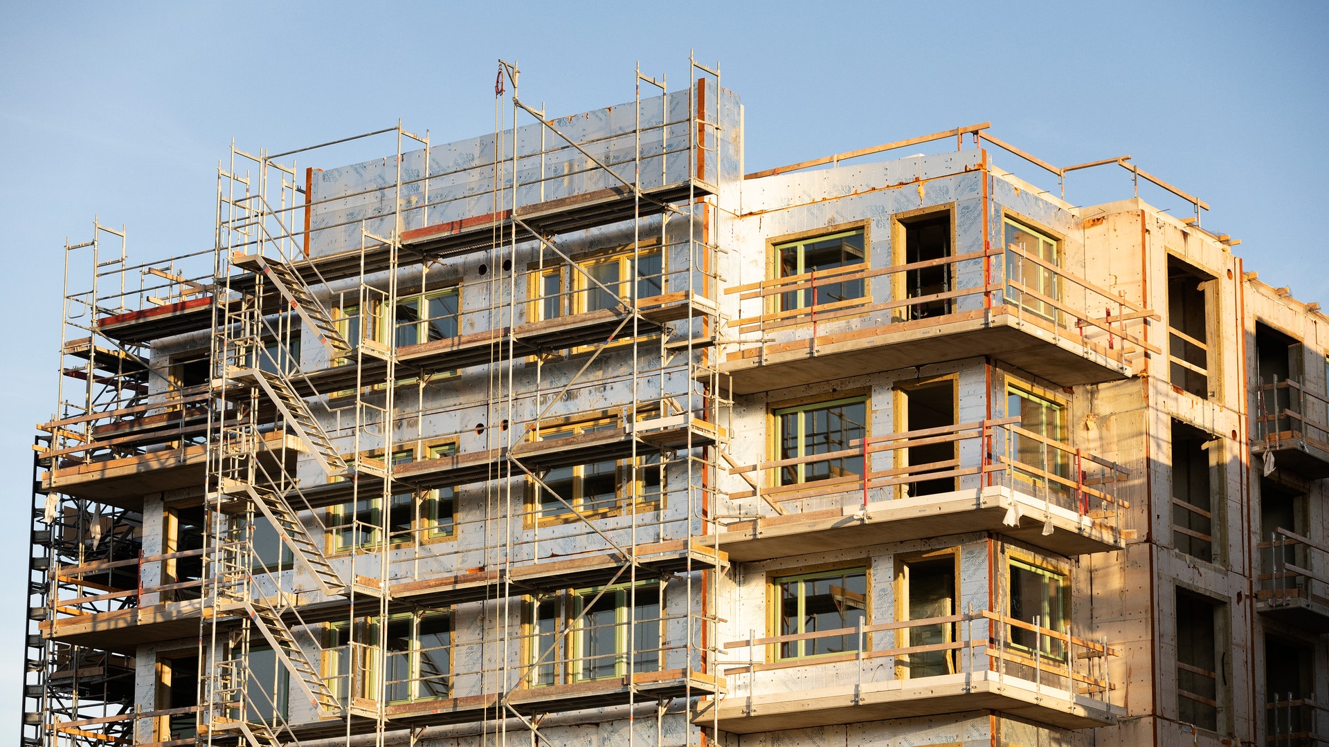 Bild på fastighet med byggställningar.