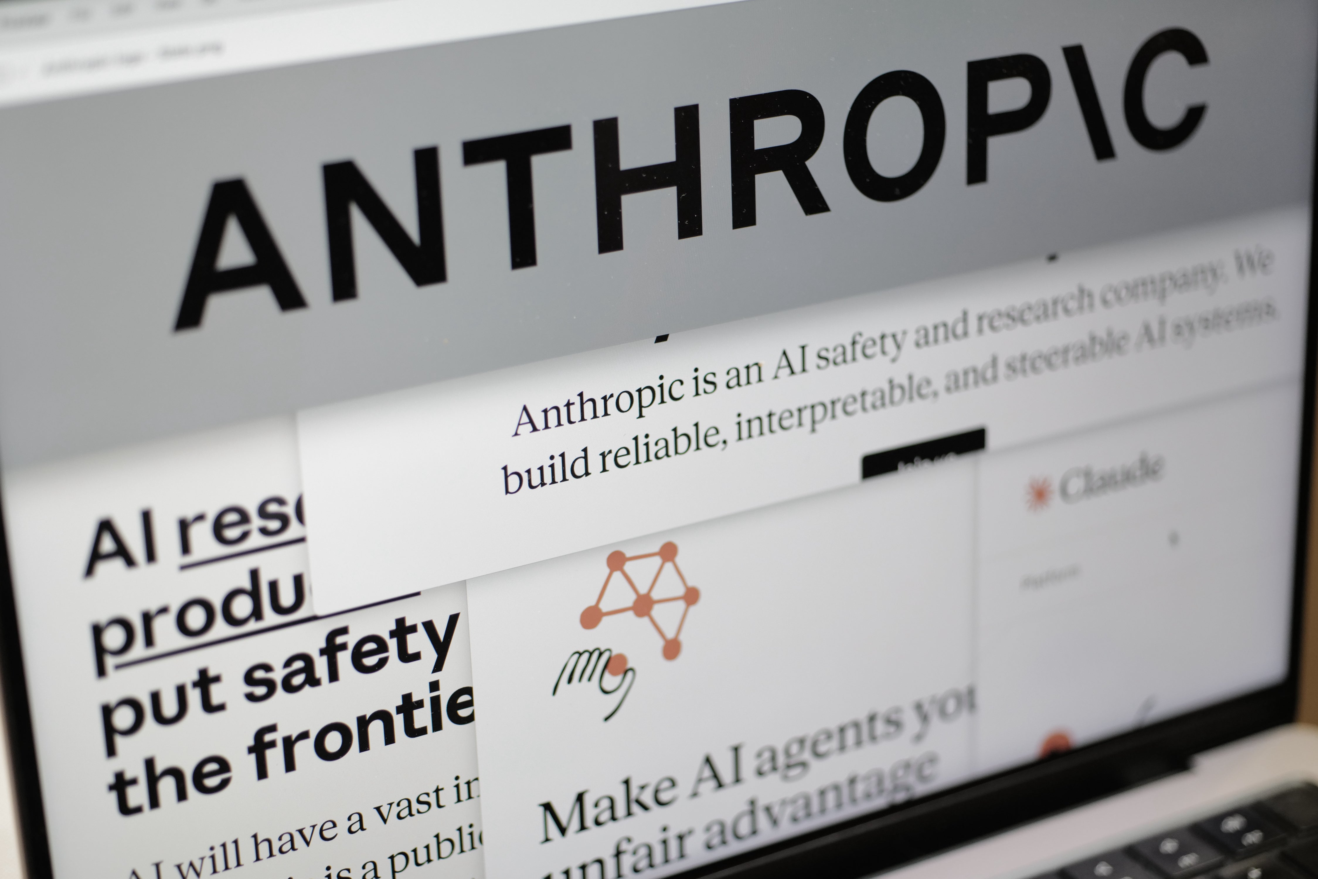 Skärmbild av Anthropics webbsida med företagsnamnet och text om AI-säkerhet och forskning.