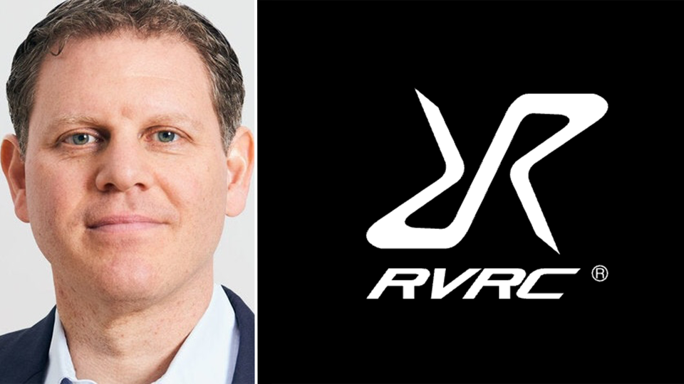 Till vänster, Revolution Race vd Paul Fischbein, till höger logga Revolution Race.