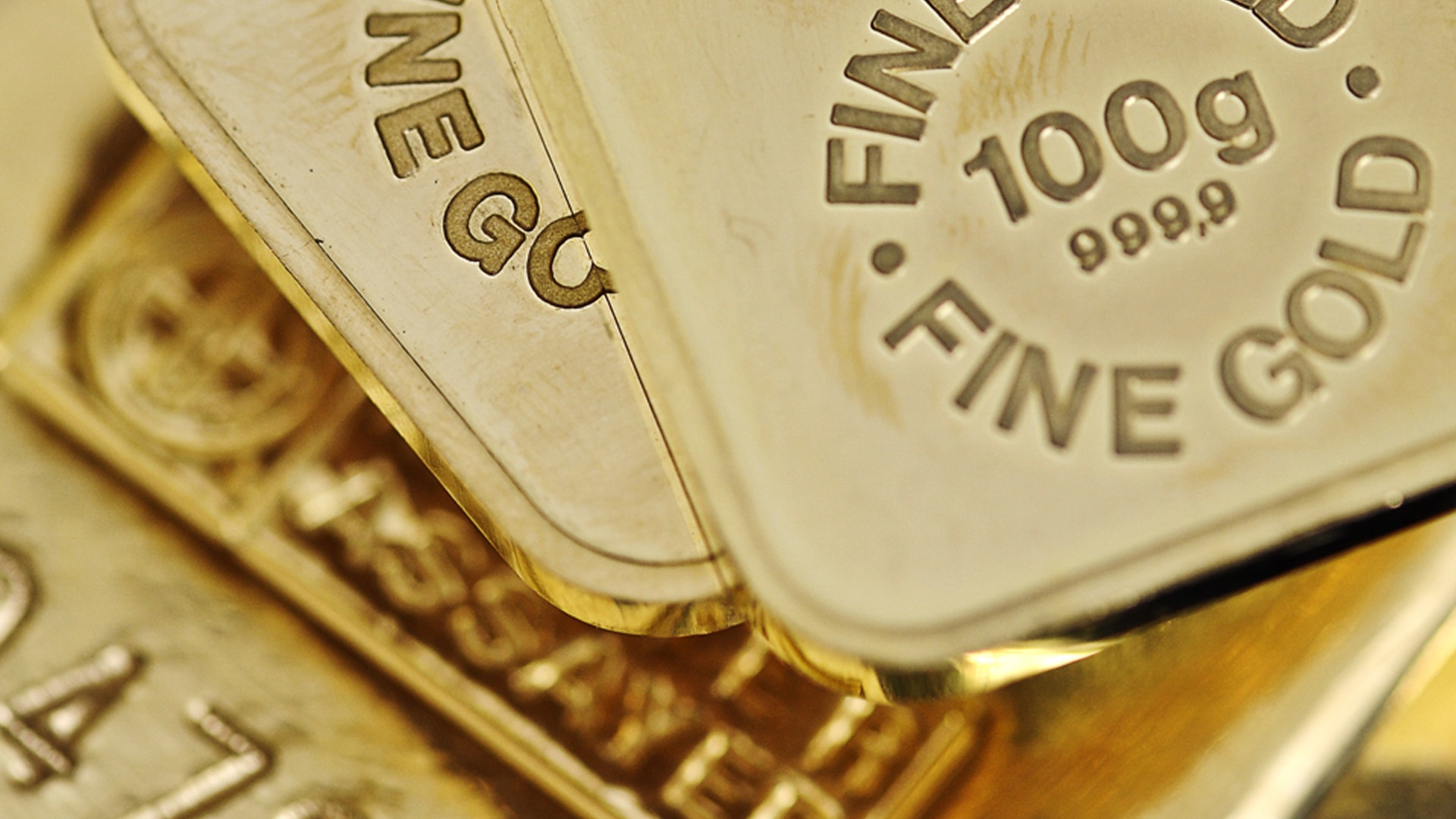 Närbild på guldtackor med text som visar finhet och vikt.