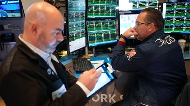 Historisk rusning på börsen – experterna: Det händer nu