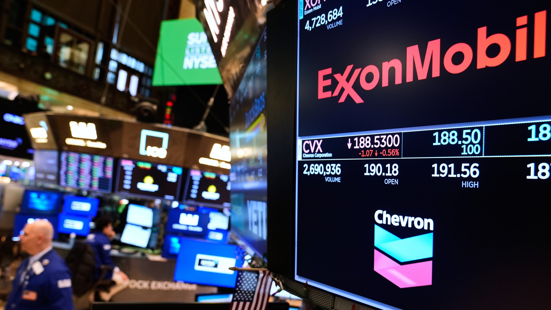 Handelsplats på New York Stock Exchange med aktiekurser och företagslogotyper på digitala skärmar.