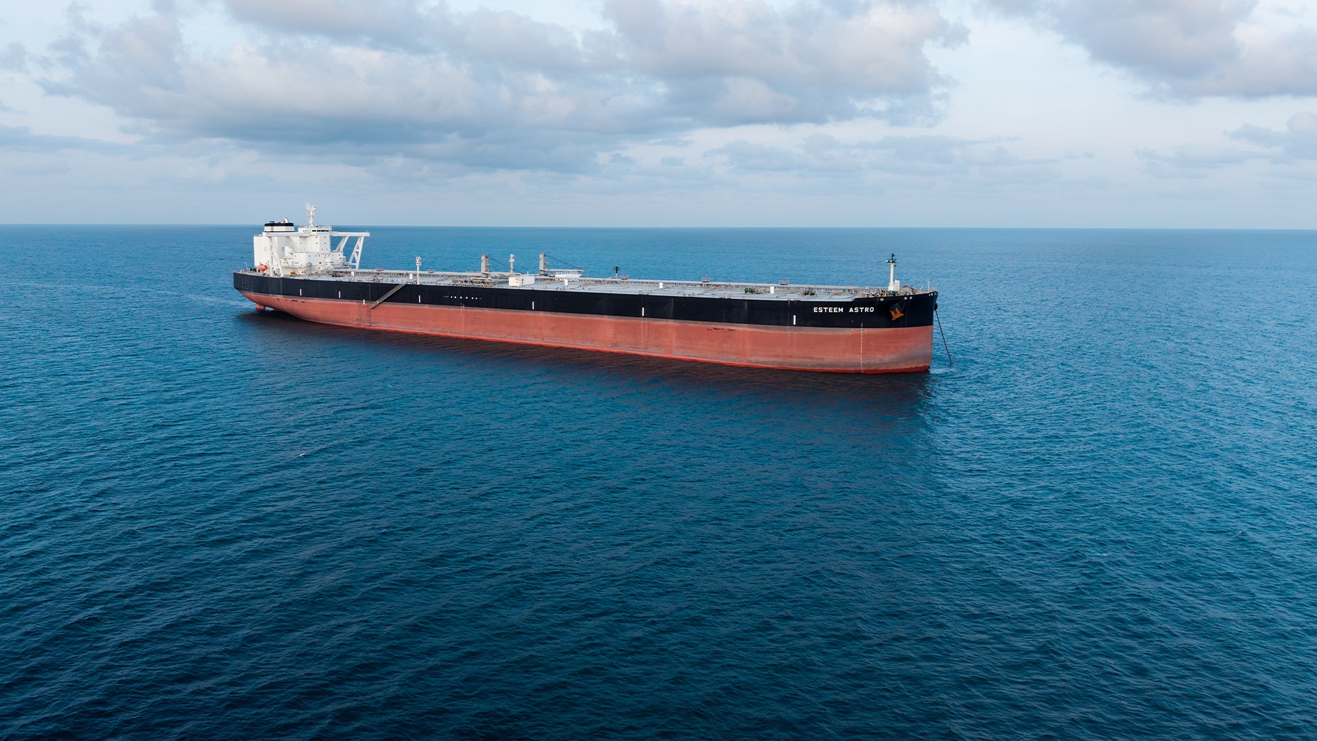 En stor oljetanker på öppet hav under molnig himmel