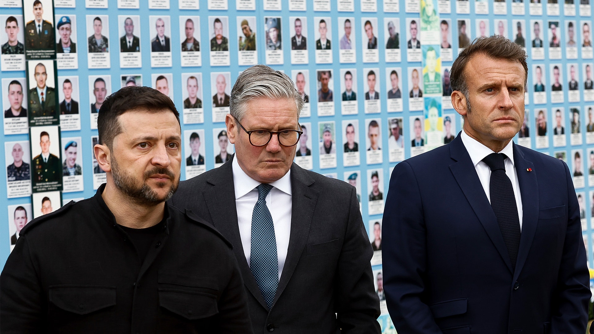 Ukrainas president Volodymyr Zelenskyj, Frankrikes president Emmanuel Macron och Storbritanniens premiärminister Keir Starmer hedrade den 10 maj 2025 stupade ukrainska soldater vid en minnesvägg i Kyiv.