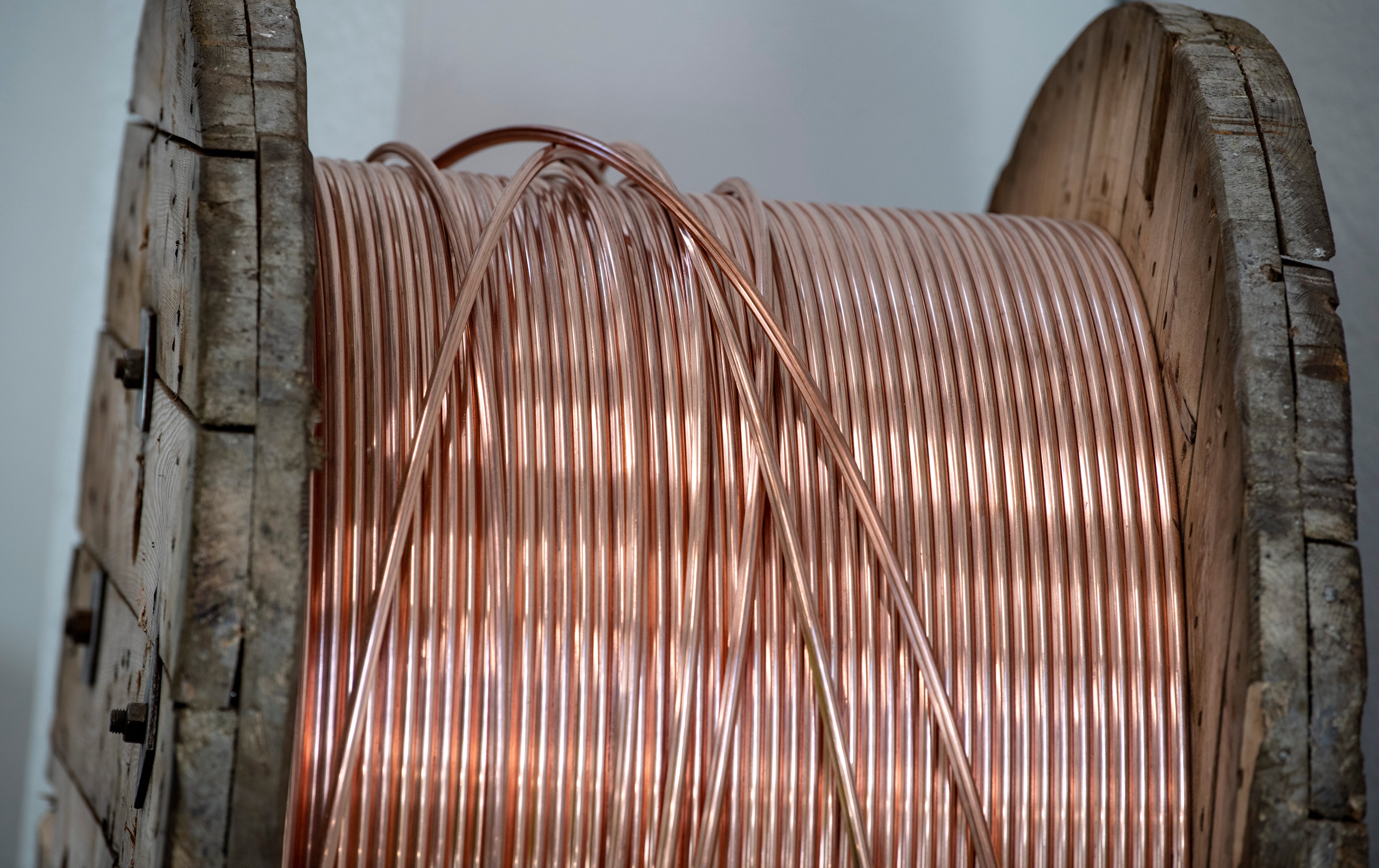 En trätrommel med koppartråd uppviklat runt den