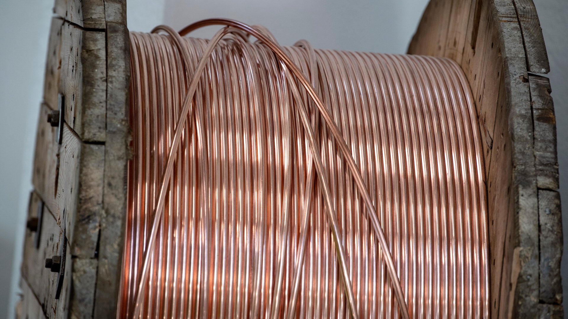 En trätrommel med koppartråd uppviklat runt den