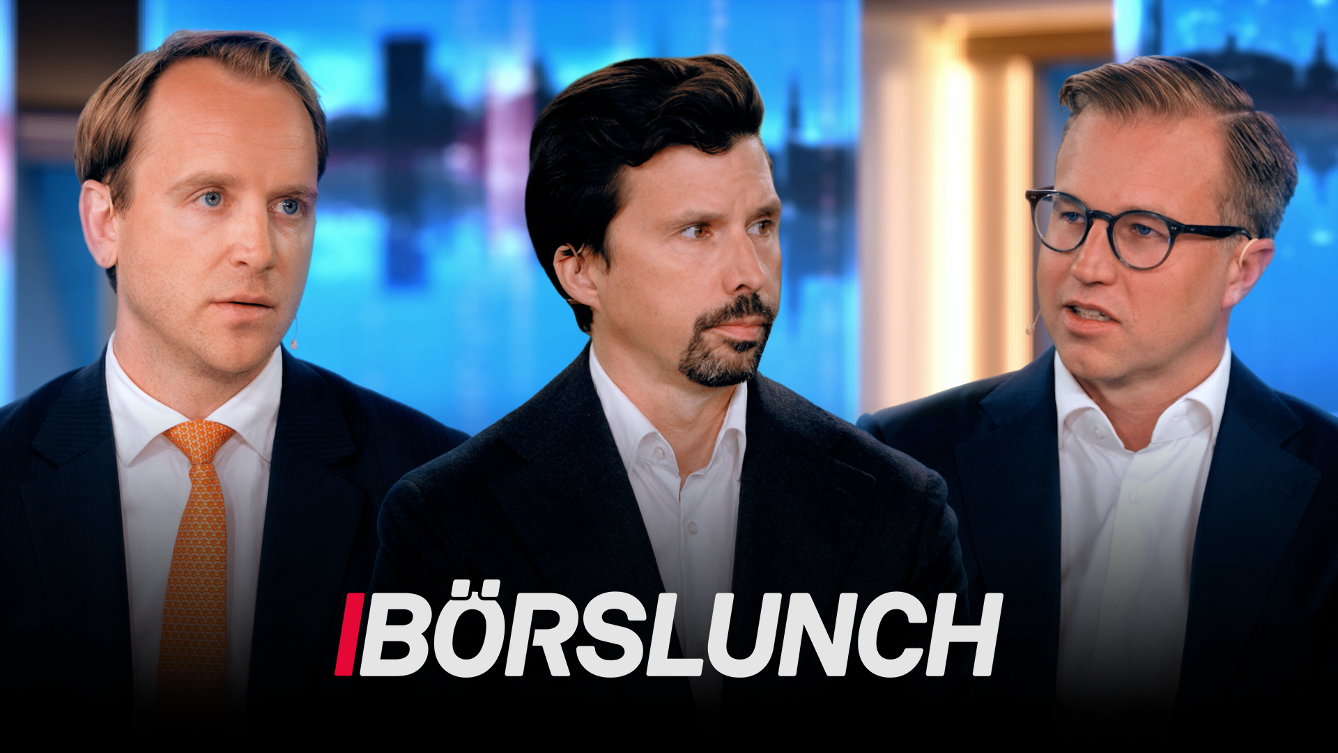 Tre män i kostym tittar åt olika håll i en tv-studio. Under dem syns programloggan Börslunch.