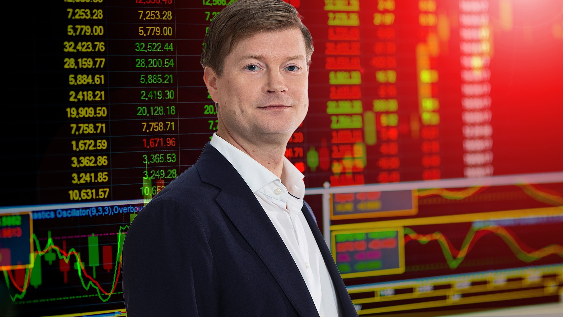 EFN:s analytiker Peter Hedlund, som står framför en bild på en kursgraf, som lyser både grönt och rött.