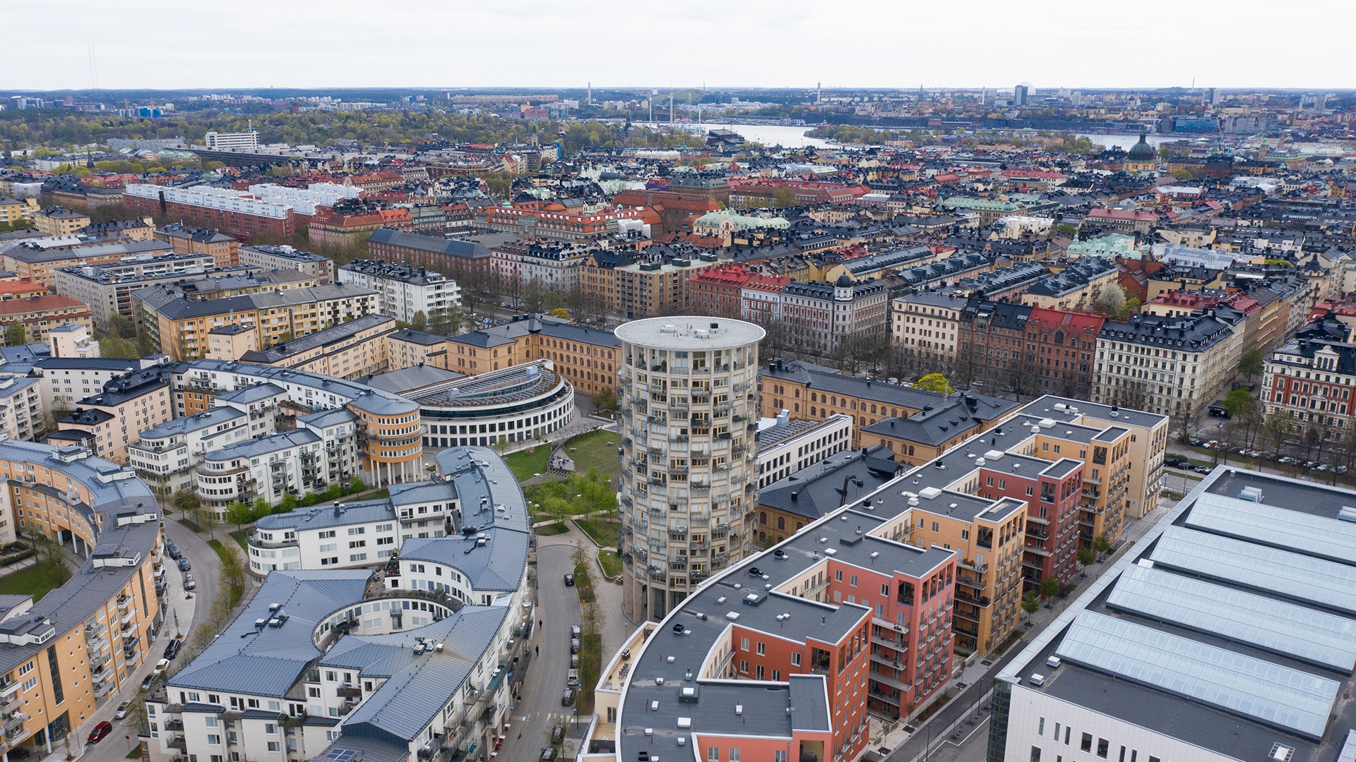 Flygfoto över Stockholms stad med bostads- och kontorsbyggnader