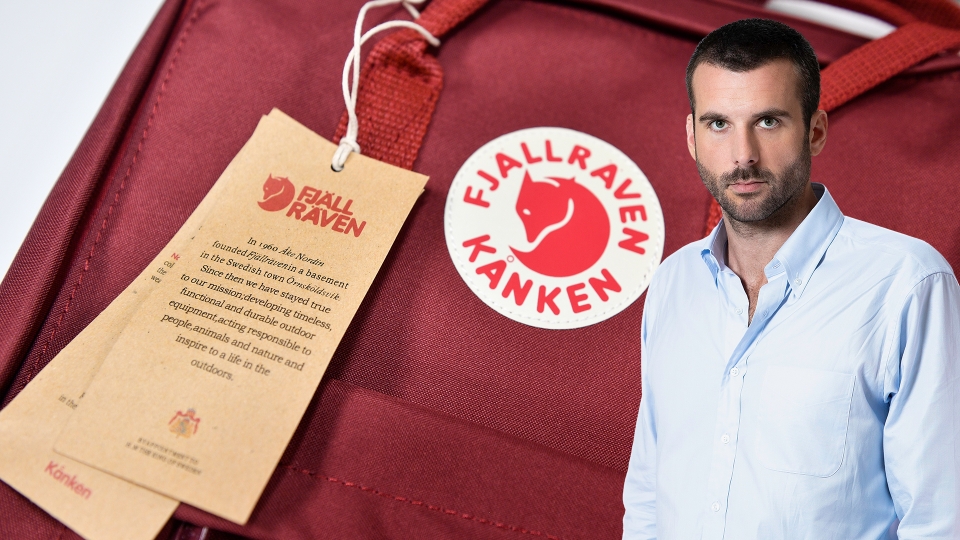 EFN:s analytiker Daniel McPhee framför en ryggsäck från Fjällräven.