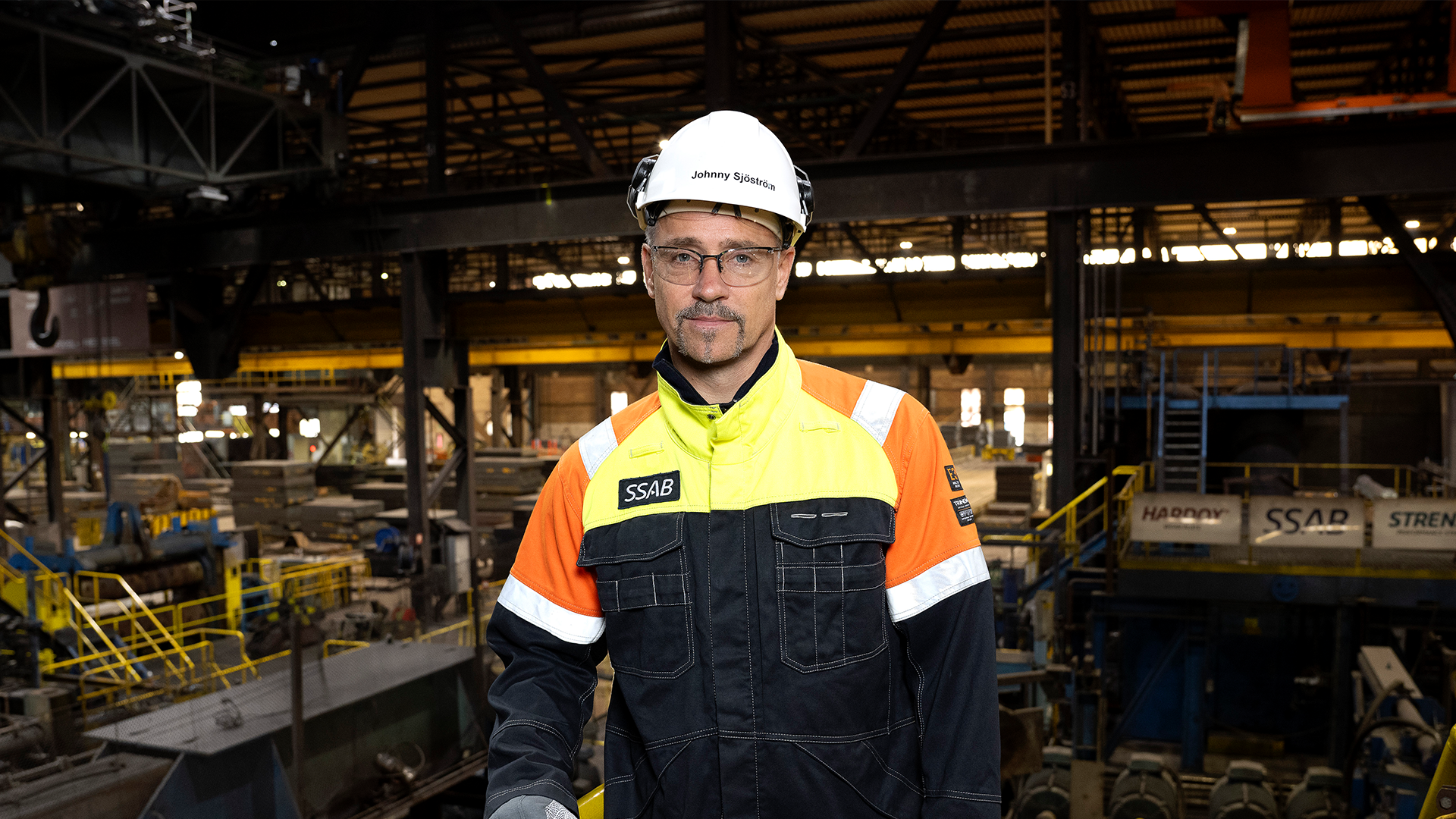 Johnny Sjöström SSAB inne på en produktionsanläggning