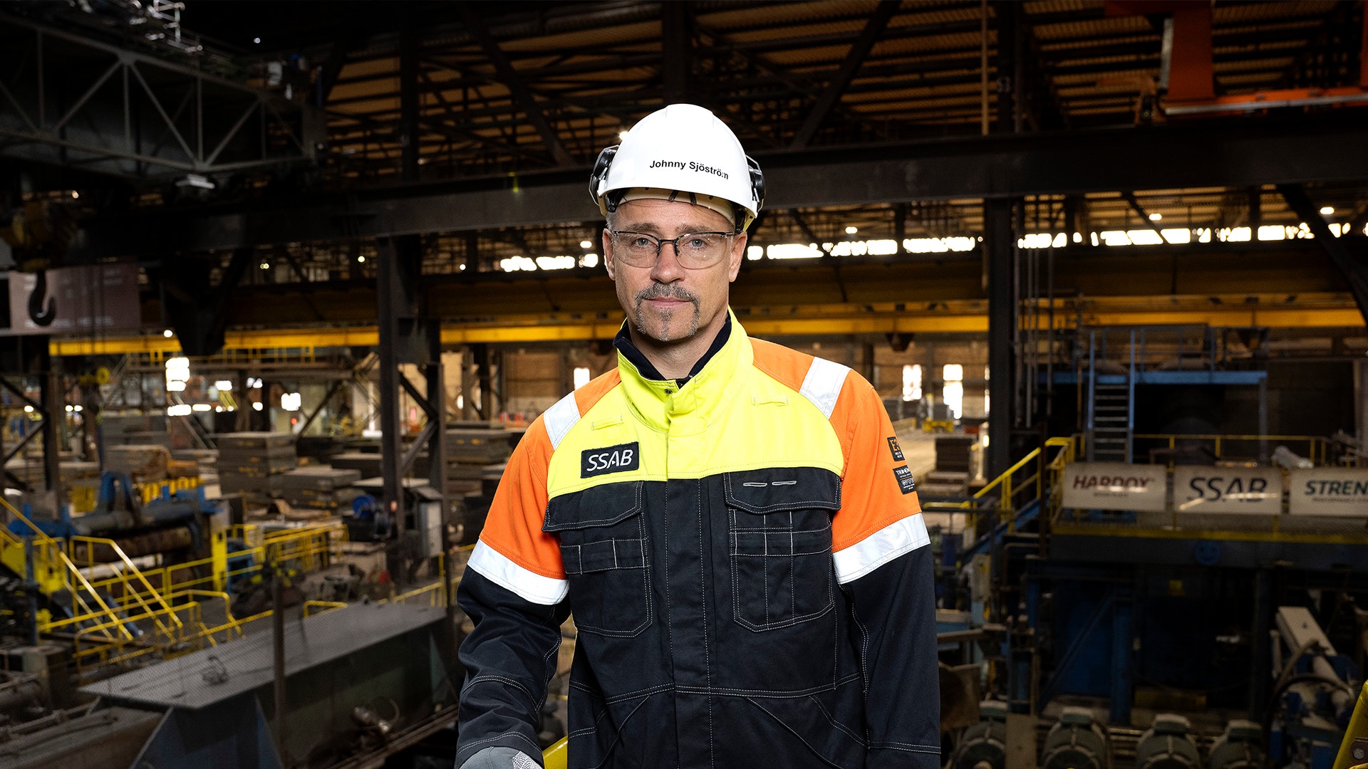 Johnny Sjöström SSAB inne på en produktionsanläggning