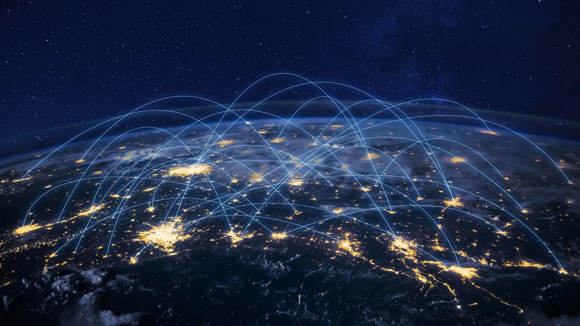 Jorden sett från rymden på natten med glödande städer och blå anslutningslinjer som representerar global nätverk och kommunikation.