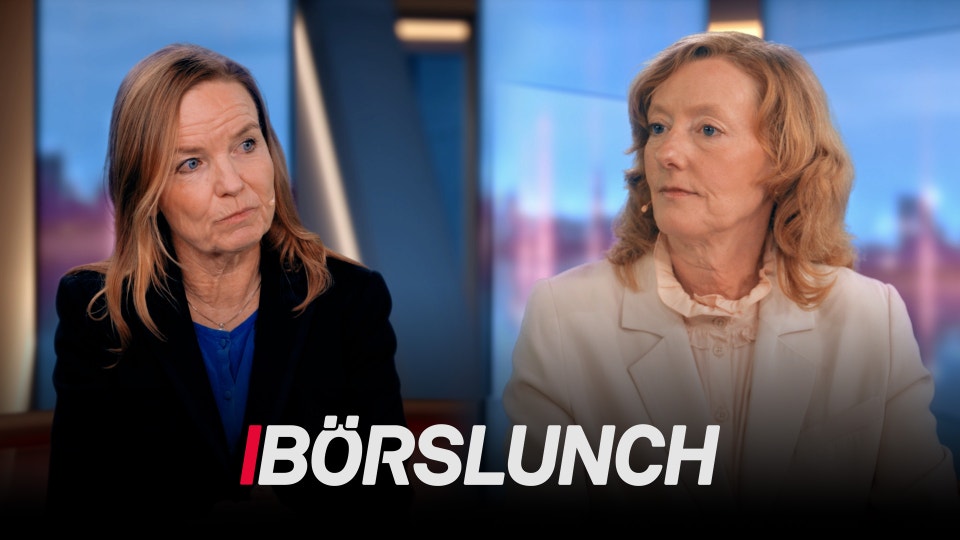 Två kvinnor i en TV-studio under en intervju eller diskussion, med en stadshorisont i bakgrunden.