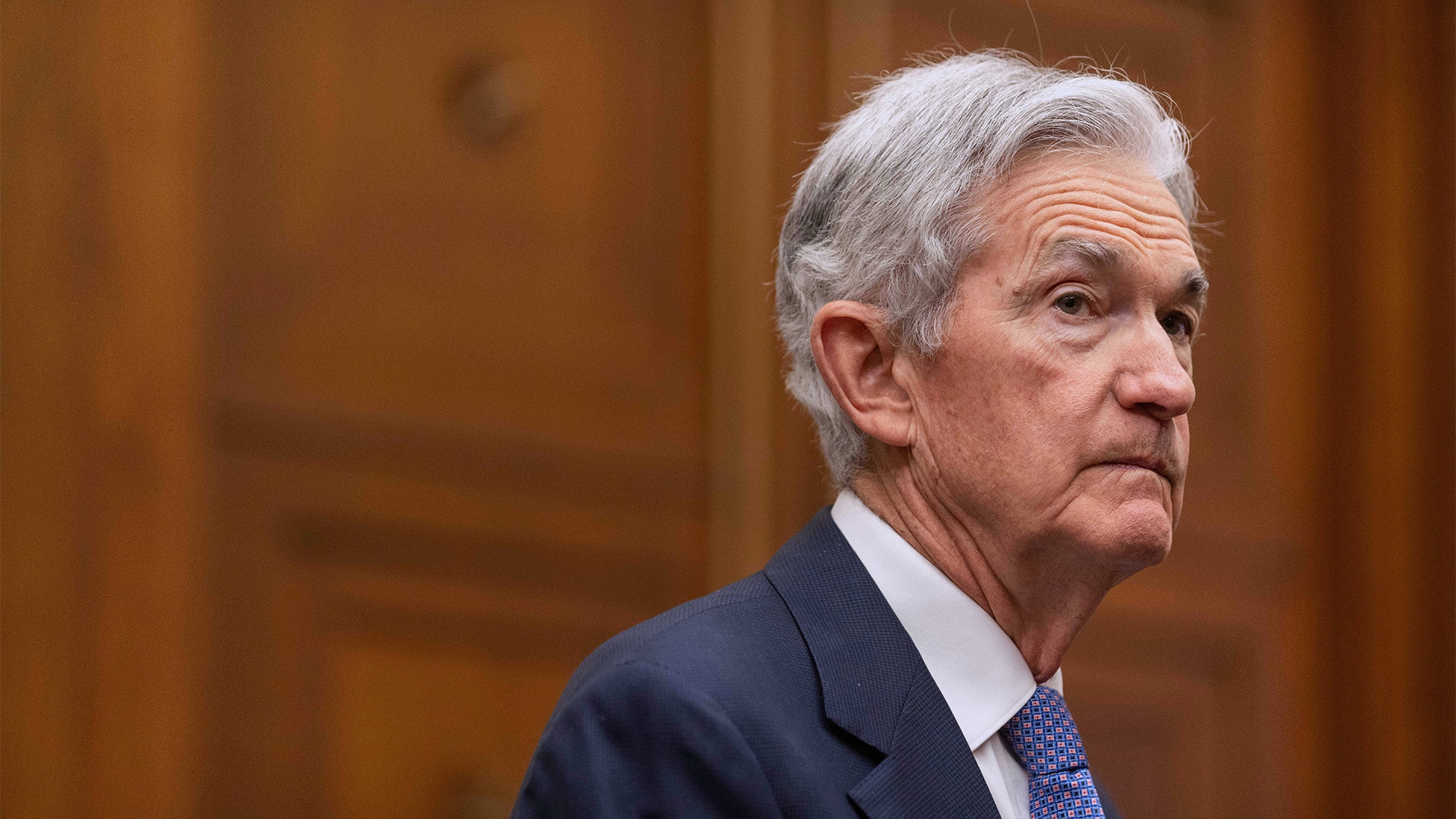 Jerome Powell i kostym.