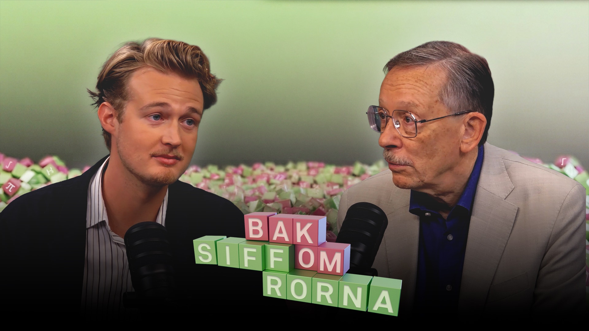 Två män i en intervjusituation med mikrofoner framför sig. En yngre man till vänster och en äldre man med glasögon till höger. Mellan dem syns text med programmets namn. Grön växtbakgrund bakom dem.