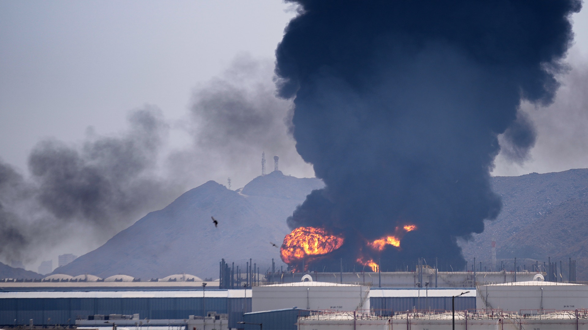 Svart rök stiger från en oljeanläggning i Förenade Arabemiraten efter att vrakdelar från en nedskjuten iransk drönare träffat området i lördags.