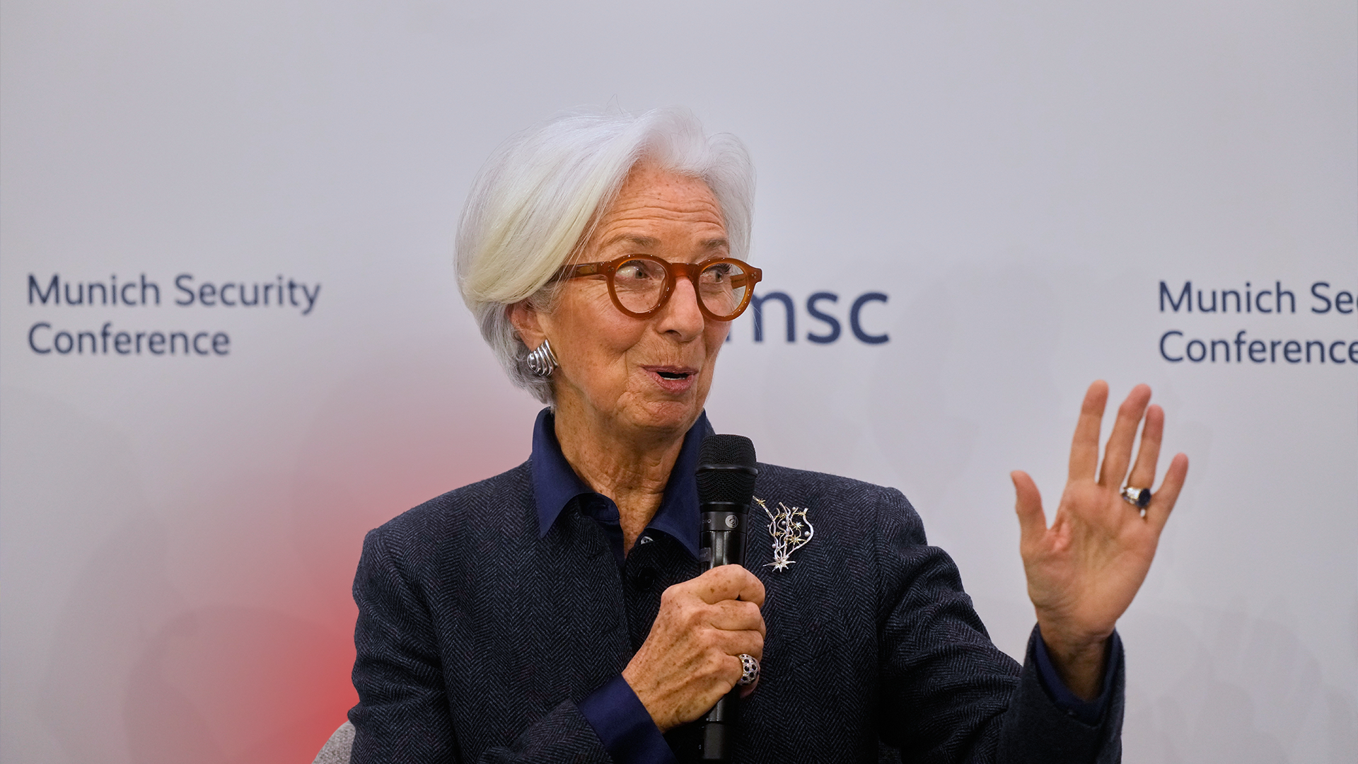 Kvinna talar vid mikrofon på Munich Security Conference