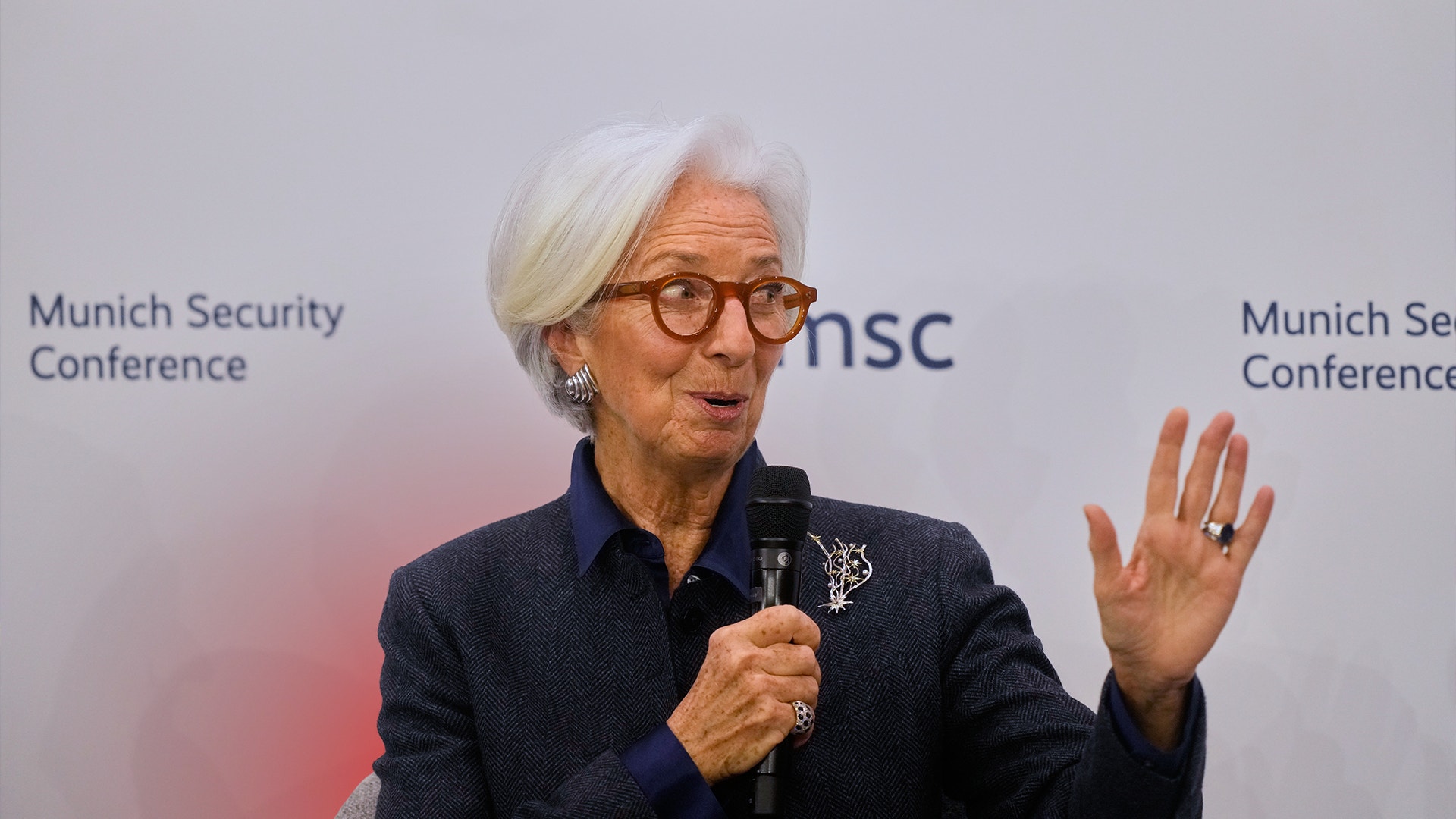 Kvinna talar vid mikrofon på Munich Security Conference