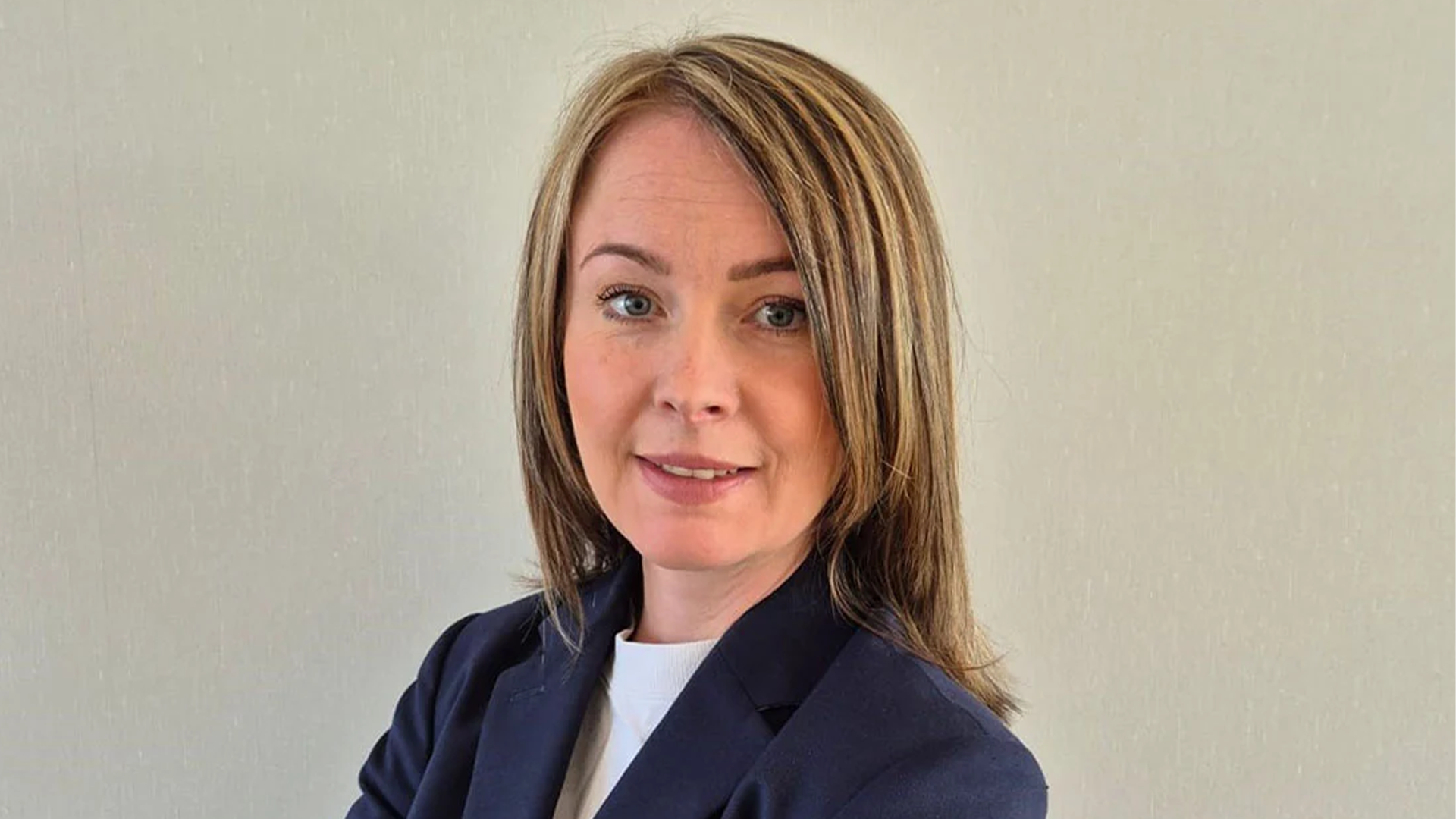 Porträttfoto av en kvinna i mörkblå kavaj