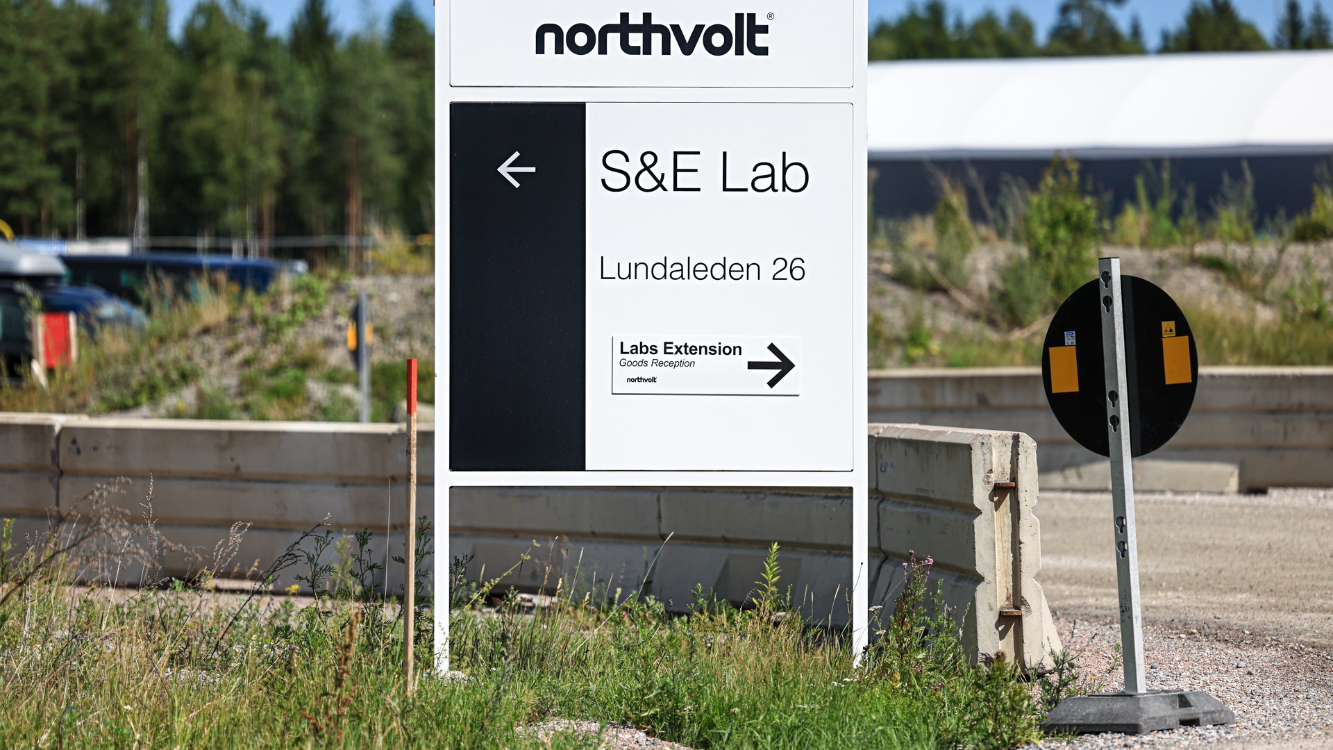 Skylt med texten Nothvolt S&E Lab.