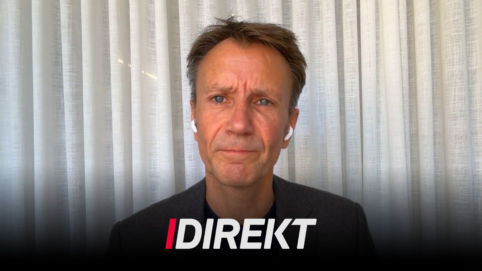 Porträtt av en man i mörk skjorta mot vit bakgrund med texten DIREKT