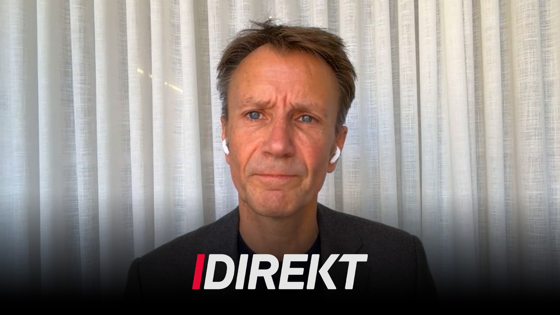 Porträtt av en man i mörk skjorta mot vit bakgrund med texten DIREKT