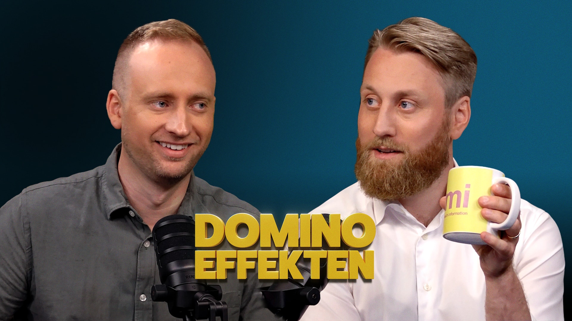 Två män mot blå bakgrund. Mannen till höger håller upp ett gult föremål. Texten 'DOMINO EFFEKTEN' visas i gult.