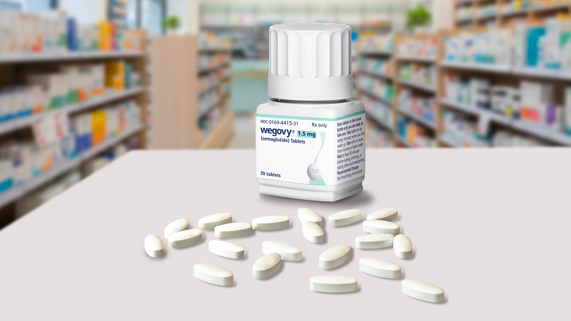 En medicinflaska med vita tabletter utspridda framför den på en vit yta, med apotek i bakgrunden.