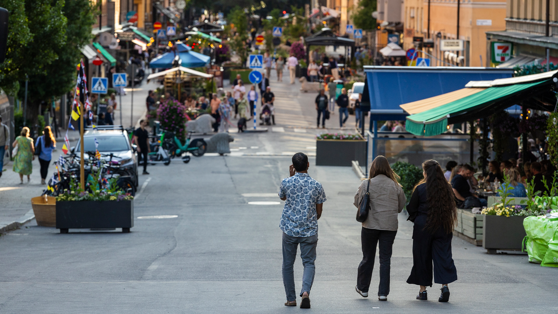 En sommarkväll på skånegatan är det liv och fullt av folk.