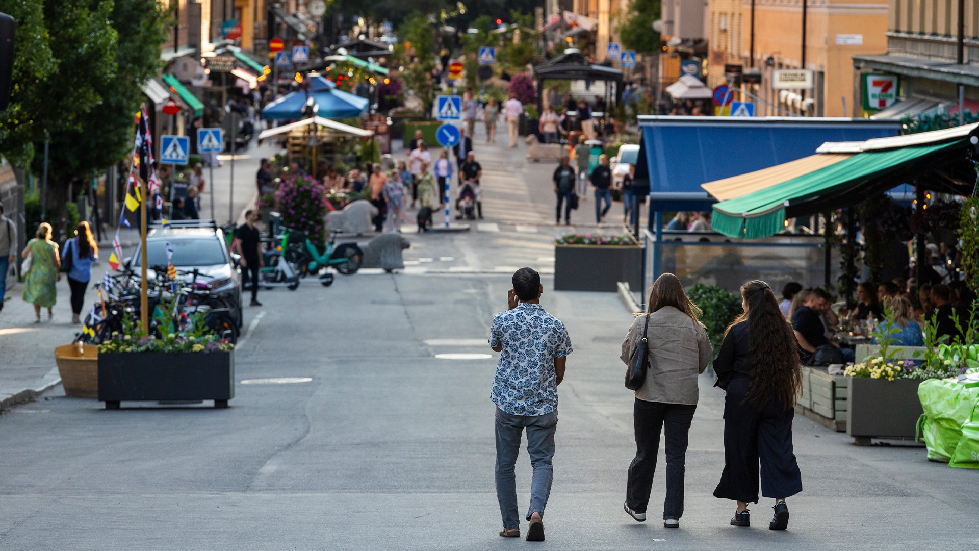 En sommarkväll på skånegatan är det liv och fullt av folk.