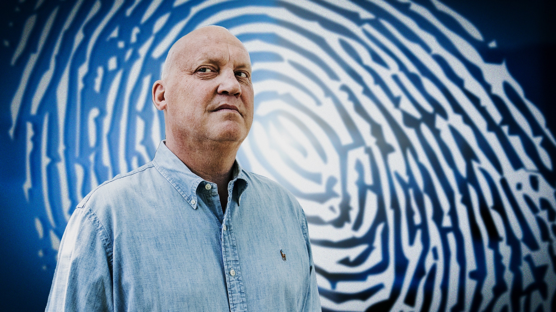 En man i ljusblå skjorta står framför en bakgrund med ett stort fingeravtryck-mönster i blå toner, som symboliserar identitet och biometri.