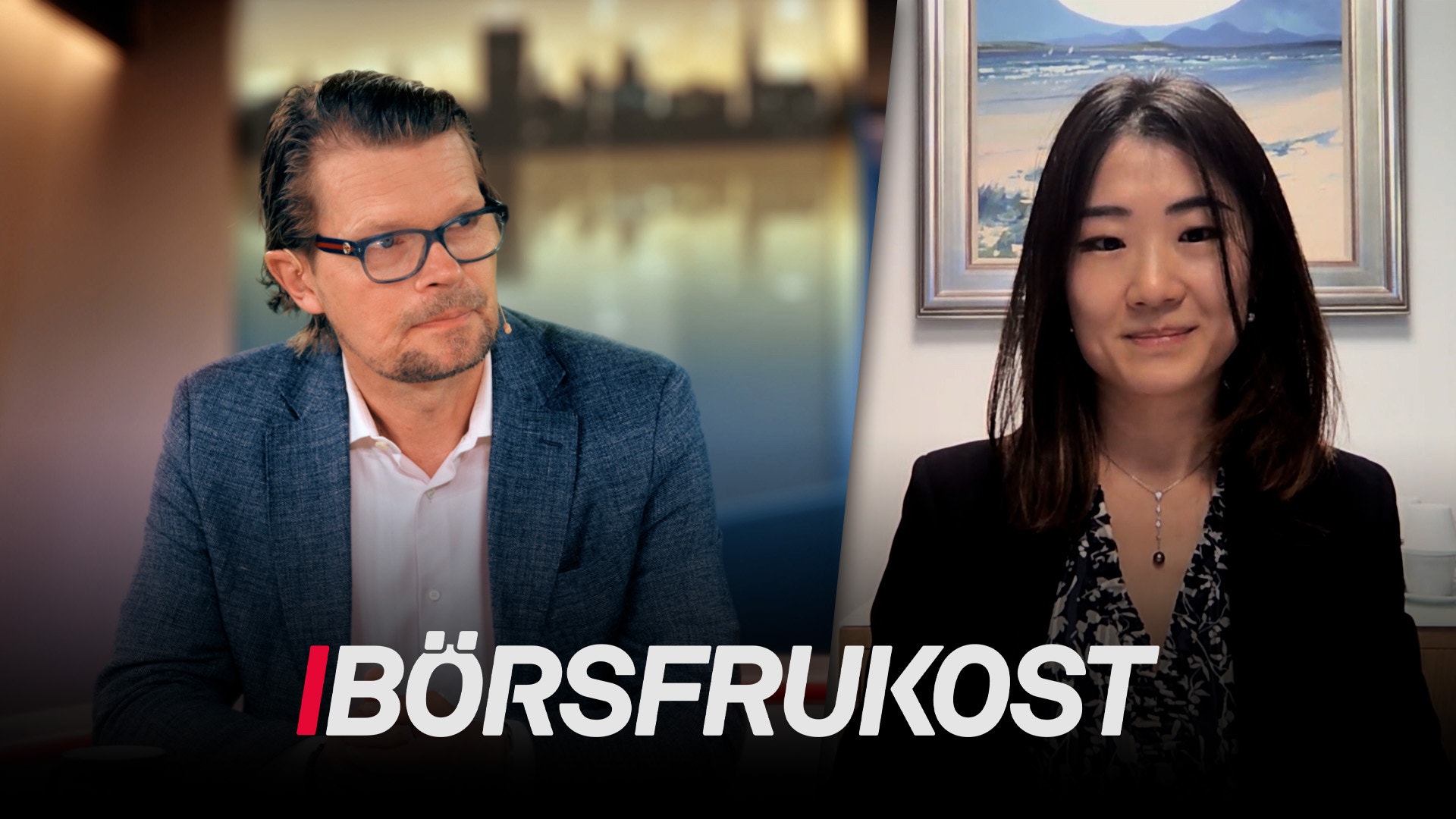 Två personer sitter vid ett bord och diskuterar. Mannen till vänster bär glasögon och blå kavaj. Kvinnan till höger bär svart kavaj. I bakgrunden syns ett fönster med en bergsvy. Texten Börsfrukoost visas längst ned på skärmen.
