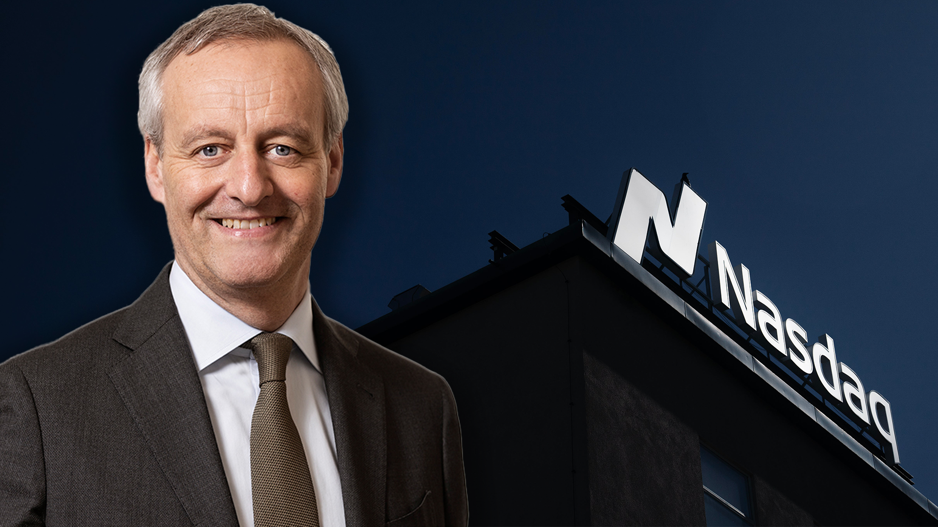 Porträtt av en man i affärskläder framför en Nasdaq-skylt