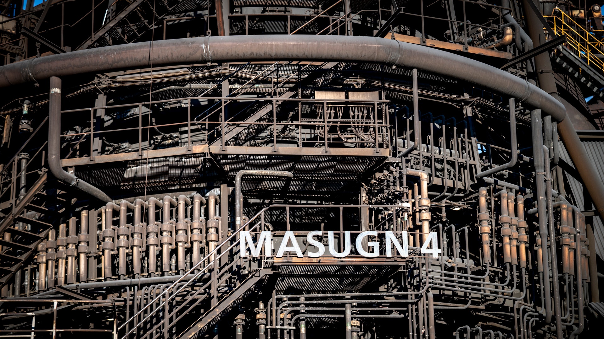 Industriell anläggning med metallkonstruktion, trappor och rörledningar