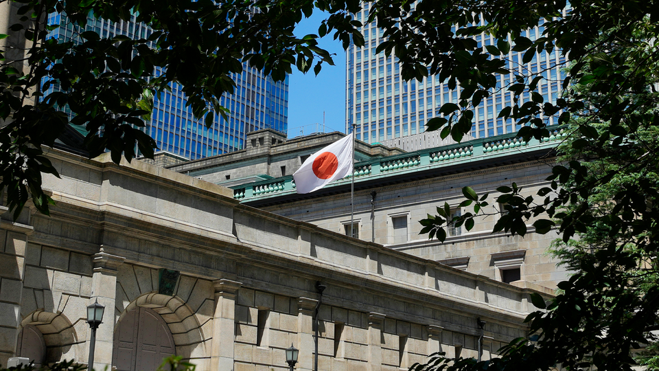 Traditionell japansk byggnad med moderna skyskrapor i bakgrunden