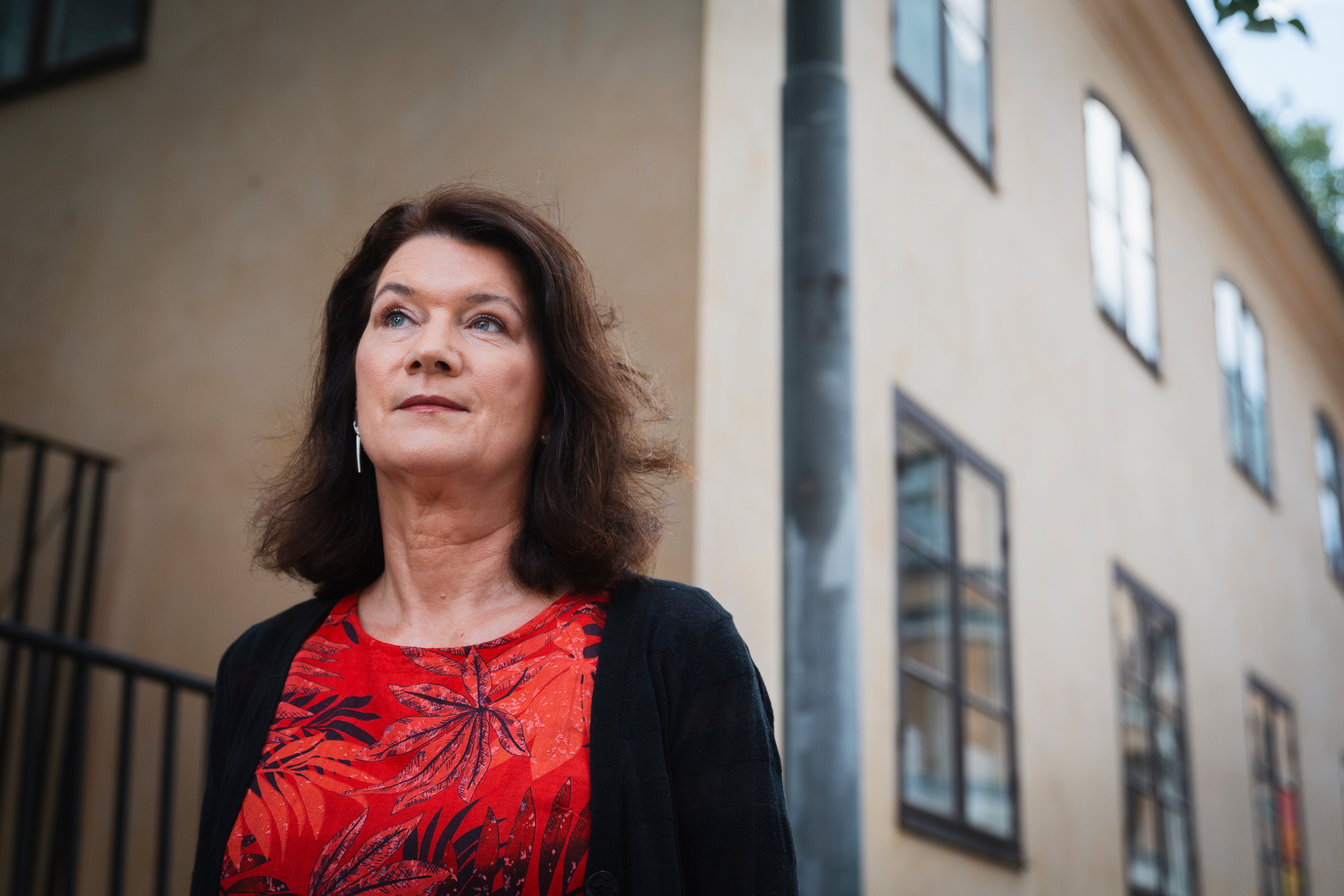 Ann Linde står framför ett hus.