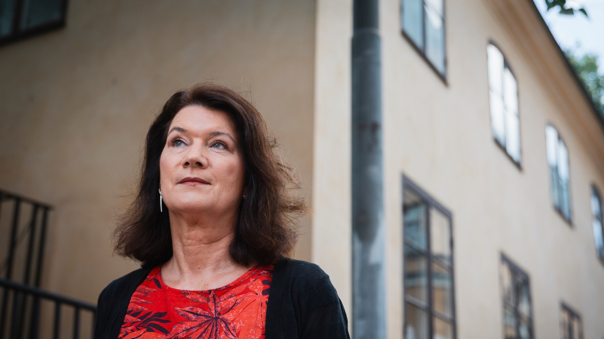 Ann Linde står framför ett hus.
