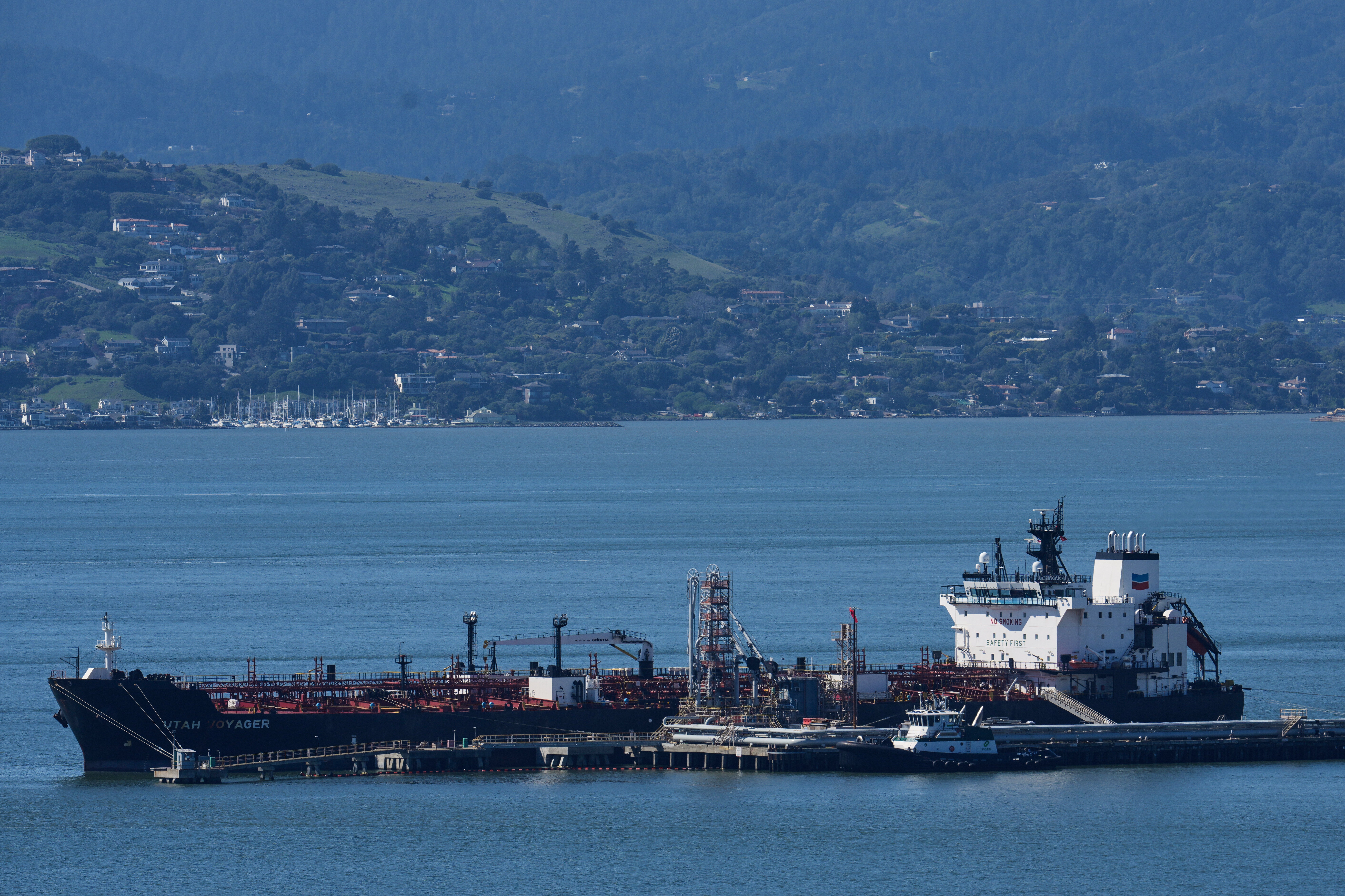 En oljetanker ligger för ankar i Kalifornien i USA.