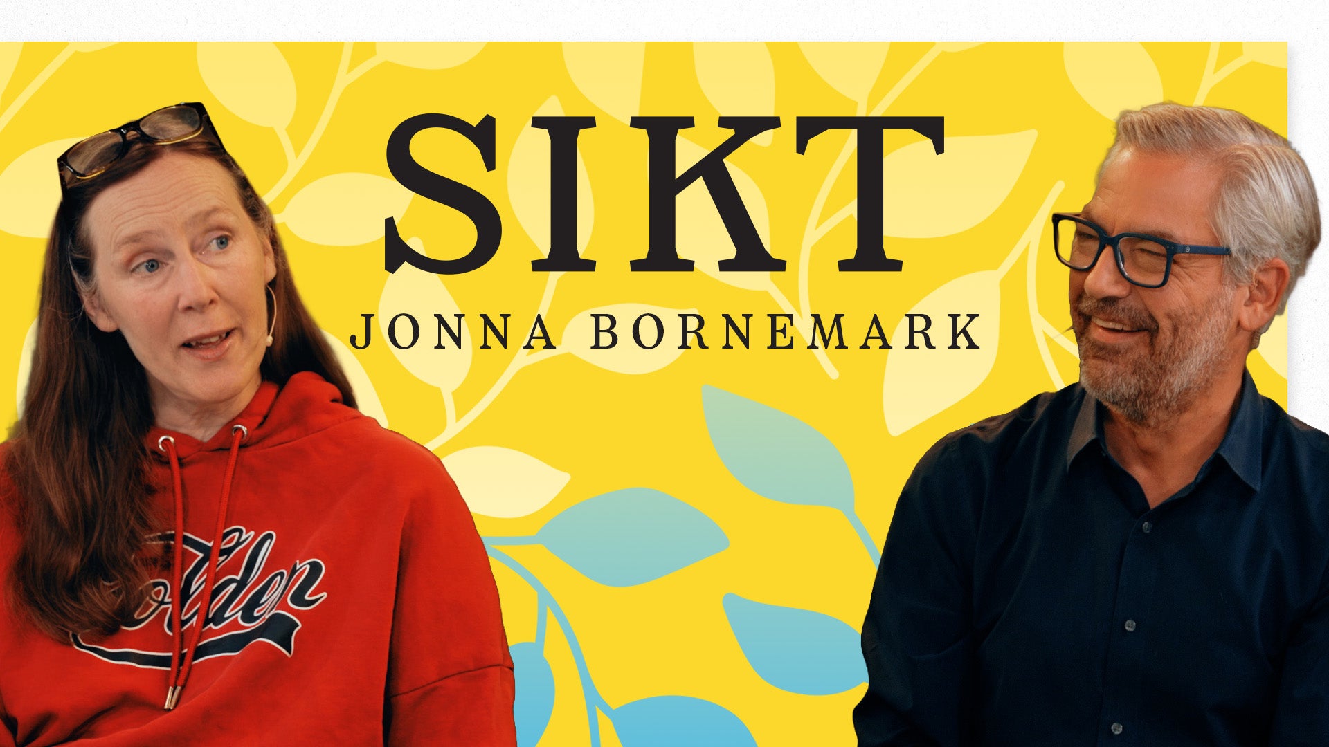 Två personer sitter framför en gul bakgrund med blåa löv. Text på bilden säger SIKT JONNA BORNEMARK.