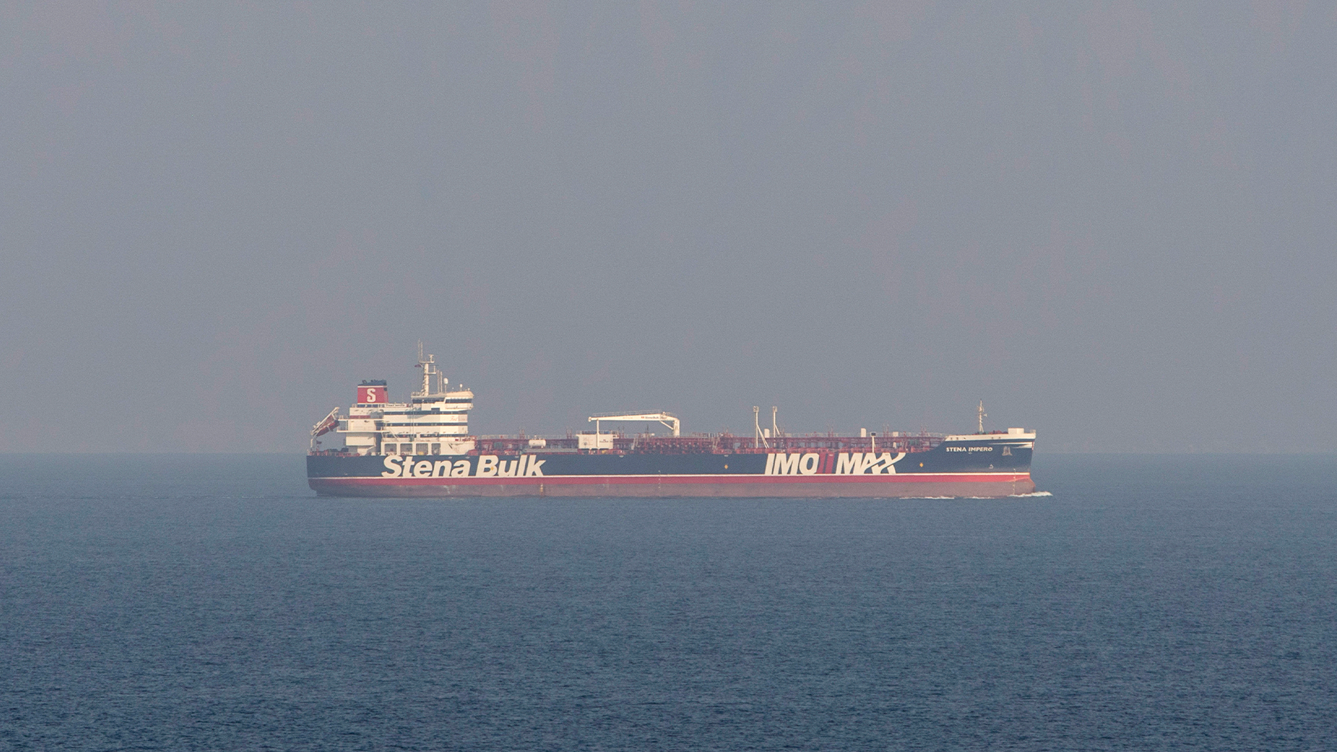 Stort oljetankfartyg Stena Bulk på öppet hav