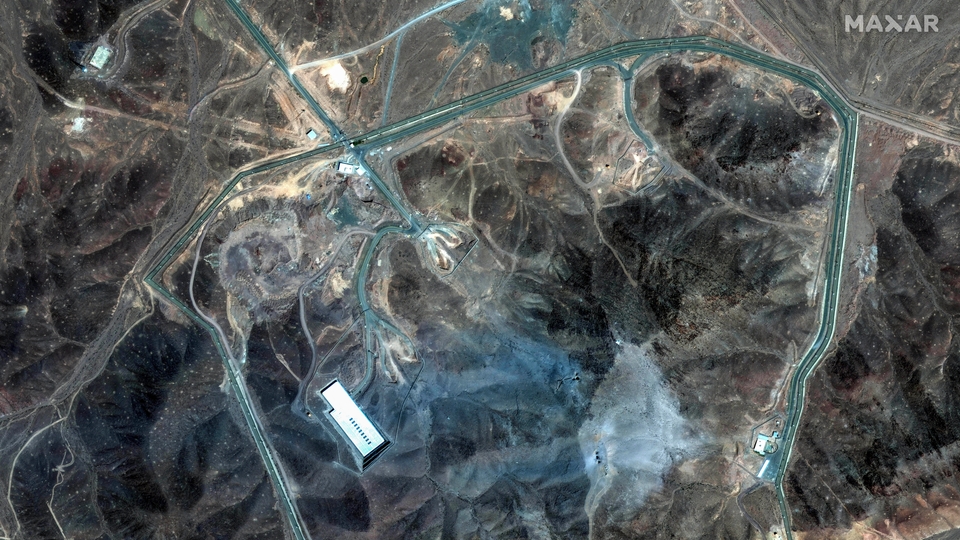 Den här satellitbilden visar skador på atomanläggningen i Fordo, Iran, efter amerikanska flyganfall, söndagen den 22 juni 2025.